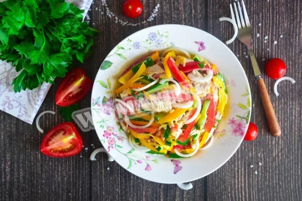 Салат з куркою і майонезом