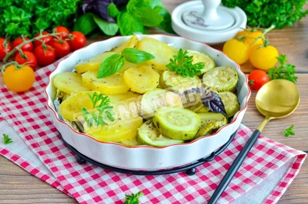 Запечені кабачки з картоплею в духовці