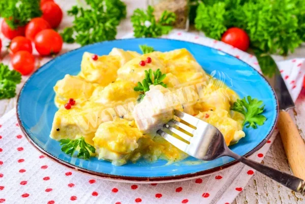 Підлива куряча з грудкою сметаною