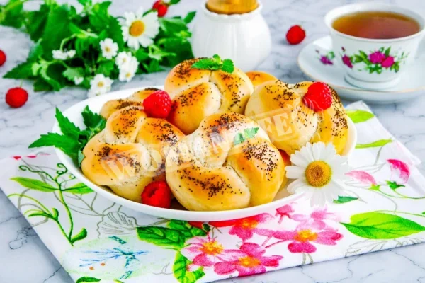 Солодкі булочки в духовці з дріжджового тіста