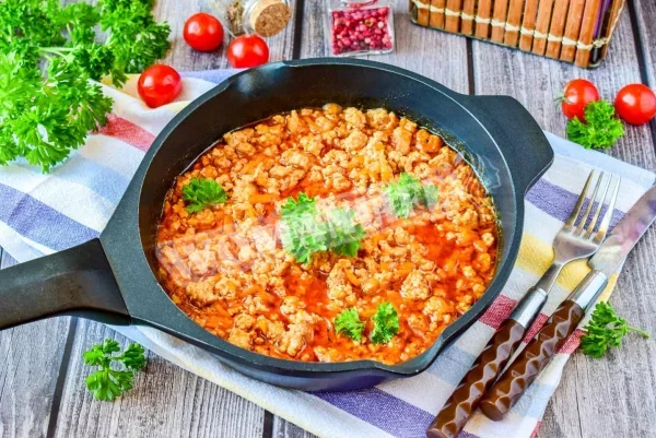 Томатний фарш на сковороді