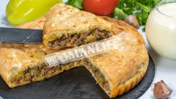 Закритий пиріг з фаршем і овочами на сметані
