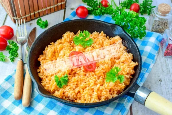 Рис в томатному соусі на сковороді