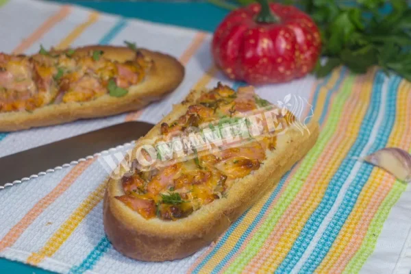 Запечений коровай з грибами, ковбасою та майонезом