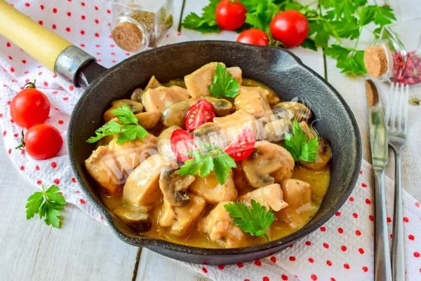 Соус з курячої грудки з борошном і грибами