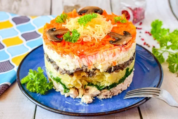 Багатошаровий салат з куркою і грибами