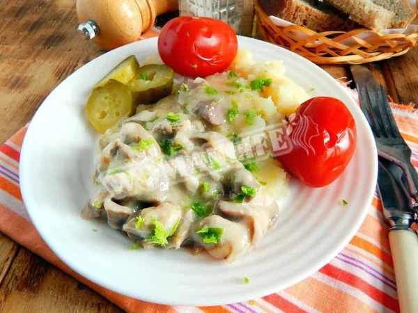Шапки печериць з куркою у вершках