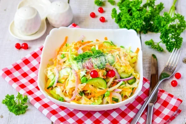 Салат з капустою, горошком і огірками