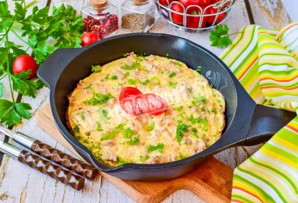 Фарш з яйцем на сковороді
