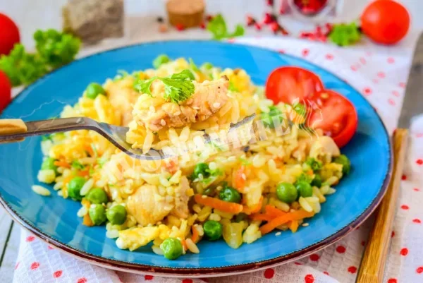Тайський смажений рис з куркою, яйцем і овочами