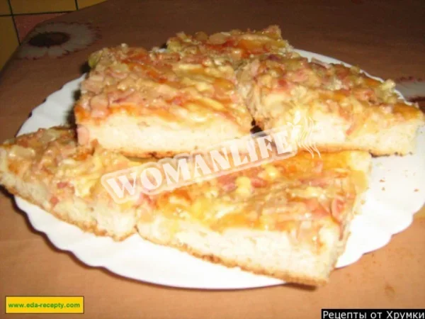 Піца з шинкою, ананасом і томатною пастою