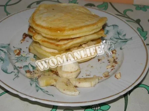 Млинці з бананами і горіхами