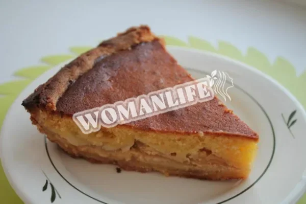 Яблучний пиріг зі згущеним молоком