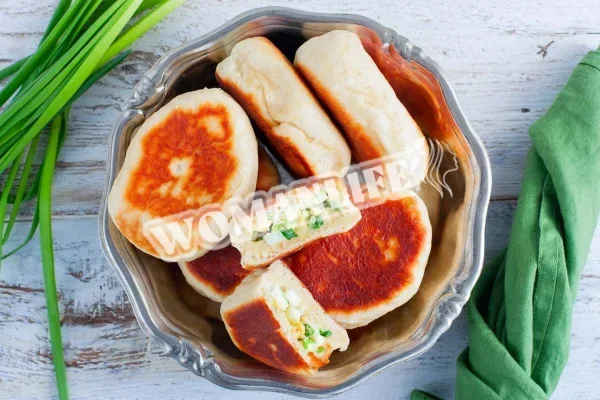Пиріжки з яйцем і зеленою цибулею на сковороді