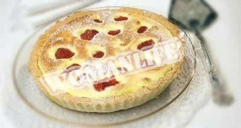 Солодкі пироги з полуницею, шоколадом і горіхами