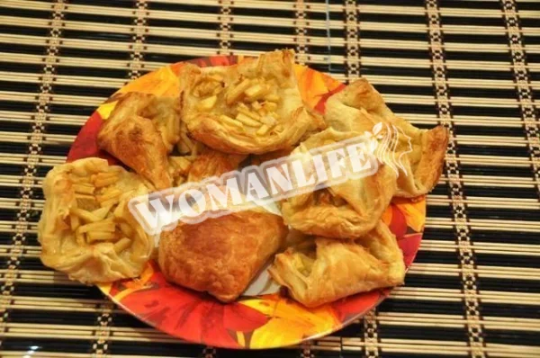 Листкове тісто з яблуком