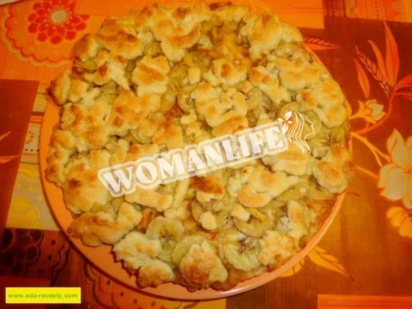 Тертий пиріг з яблуками, грушами, бананами