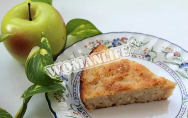 Яблучний пиріг з манкою і лимоном