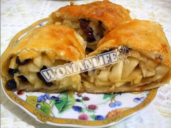 Яблучний прошарок з родзинками та корицею