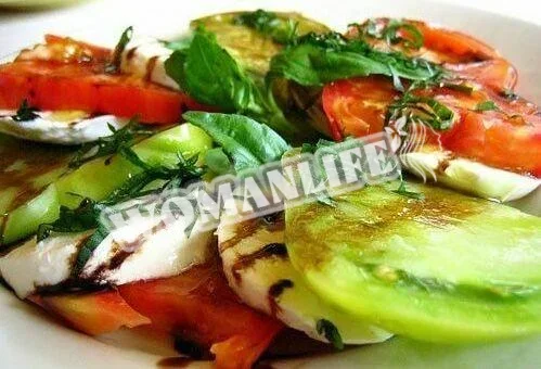 Смачний салат з маринованими огірками