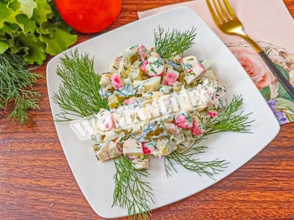 Салат з крабовими паличками і маринованими огірками