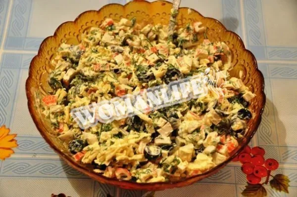 Крабовий салат з сиром і оливками
