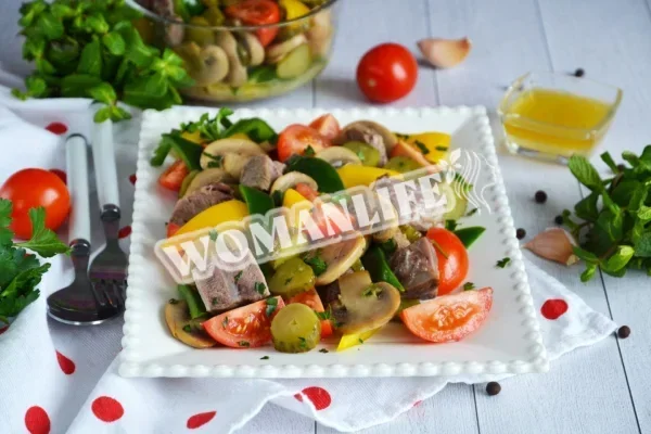 Салат з м'ясом, грибами та огірками