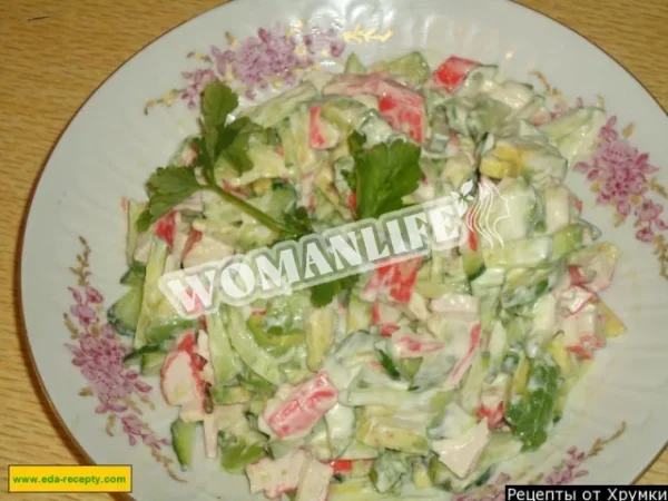 Салат з авокадо, крабовими паличками, лимонним майонезом