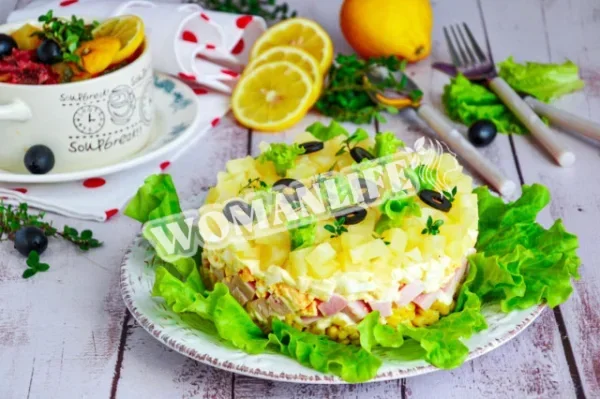 Смачний салат з ананасами