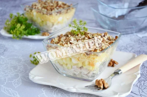 Курячий салат з ананасами шарами