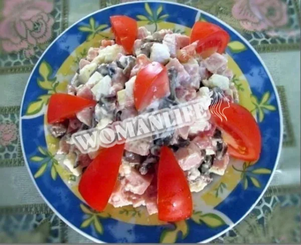 Салат з гливами, м'яким сиром і шинкою