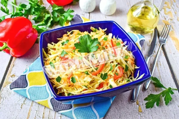 Вітамінний салат з капусти, моркви і яблук без оцту