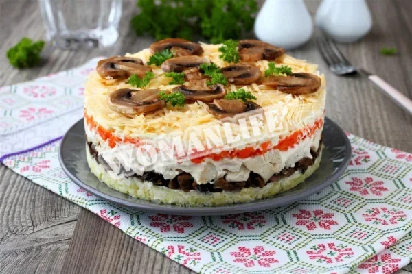 Салат з куркою, грибами та картоплею