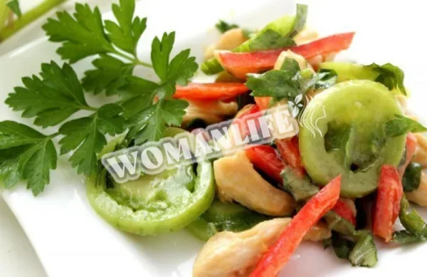 Болгарський салат з куркою, перцем, помідорами