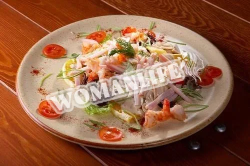 Салат з шинкою, морквою і кальмарами