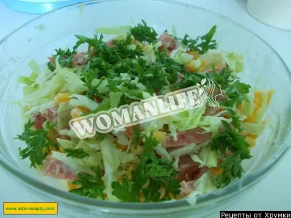 Салат з капусти з ковбасою і кукурудзою