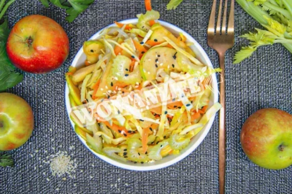Салат з капусти з яблуками, морквою і кунжутом