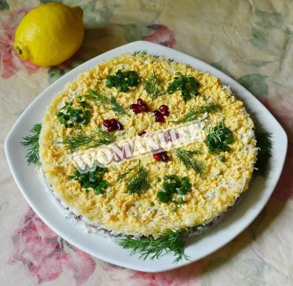 Багатошаровий салат з печінки тріски з сиром і рисом