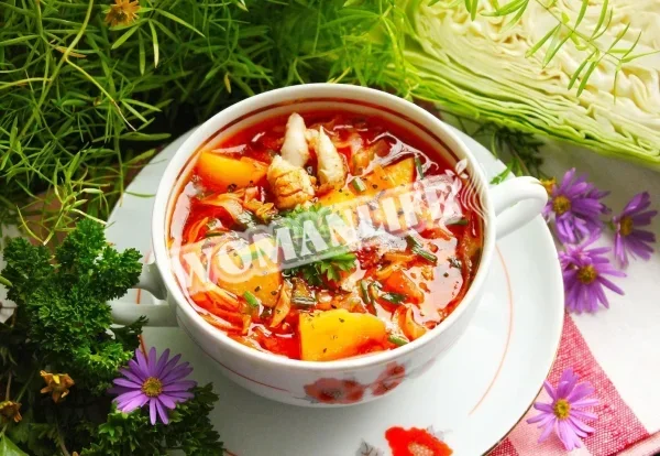 Смачний червоний борщ з куркою, морквою та буряком