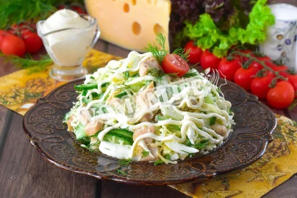 Салат з куркою, огірком, яйцем і сиром