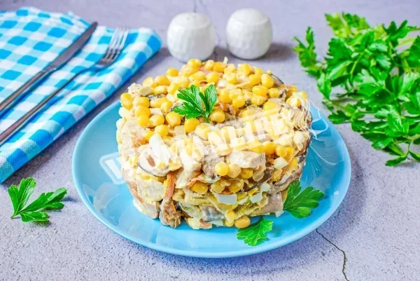 Салат з кукурудзою, грибами та куркою