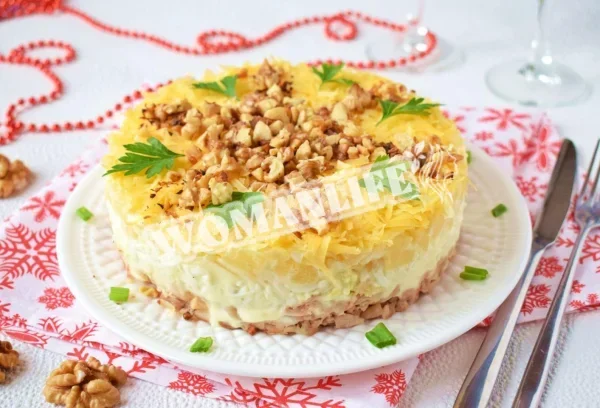 Салат з курячої грудки, ананасів і сиру