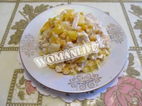 Салат з ананасом, курячою грудкою і кукурудзою