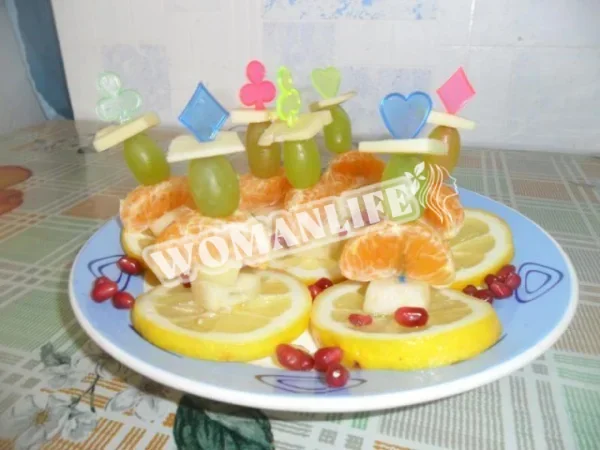 Канапе з сиром і мандаринами