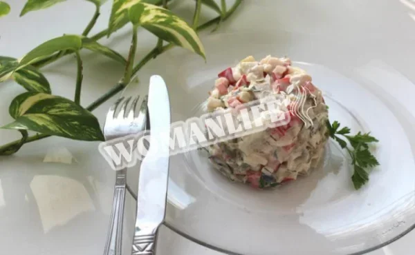 Рибний салат з копченою скумбрією, солоними огірками