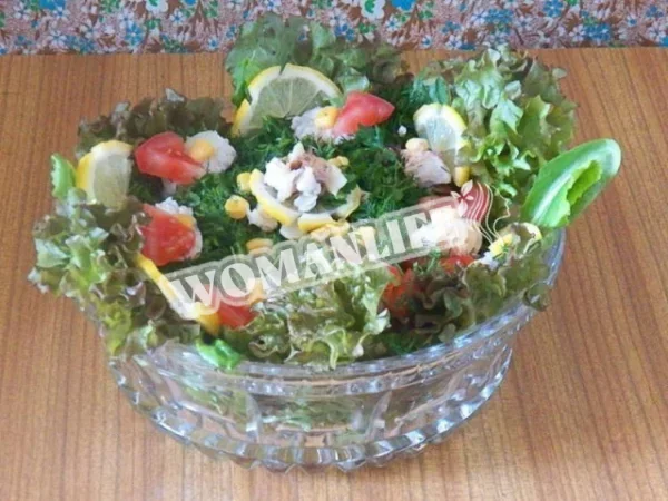 Салат з філе форелі з кукурудзою і помідорами