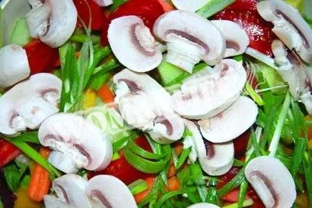 Салат з сирими грибами і печерицями по-паризьки