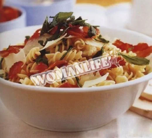 Салат з макаронами і прошутто