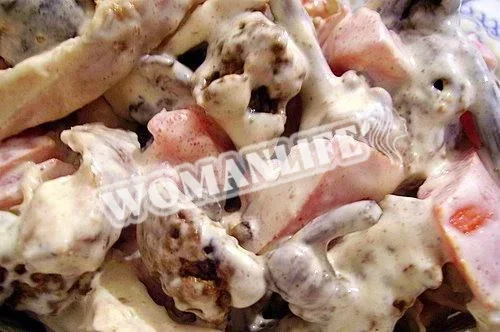 Салат з печивом і копченою курячою грудкою і помідорами