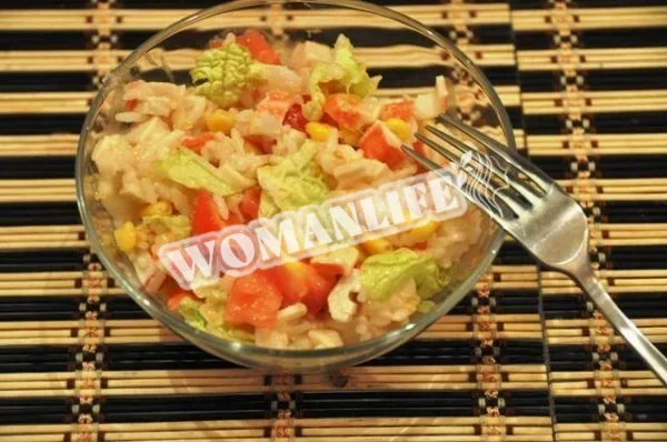 Салат з крабових паличок з рисом, кукурудзою і помідорами